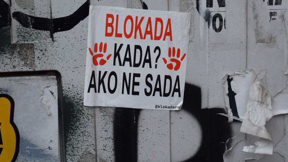 A sign on a wall that says blokada kada? ako ne